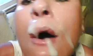 Cagna sedersi in video mature amatoriali italiane pubblico si sta andando a godere la macchina.