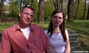 Anna Maria mature italiane pornostar è andato a fare una passeggiata con Fred e ha finito per ottenere nudo nel film,