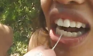 Lei è vestita sexy per foto gratis di vecchie troie incontrare il suo amante