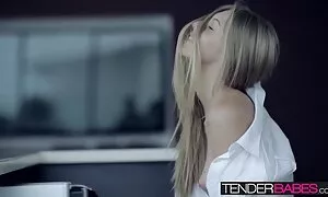 Bionda giovane, bella e un carico di sperma xxx mature gratis